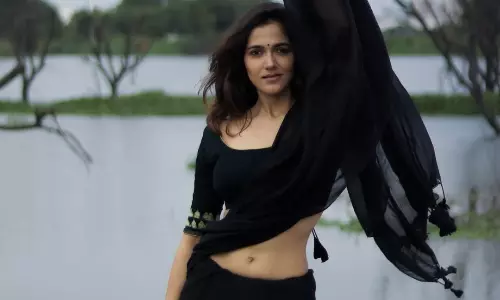 నడుము వయ్యారాలతో ఆశలు రేకెత్తిస్తున్న సిమ్రాన్ చౌదరి!