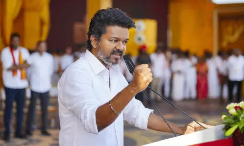 తమిళ రాజకీయాల్లో భారీ సంచలనం.. దళపతి విజయ్ సెన్సేషన్