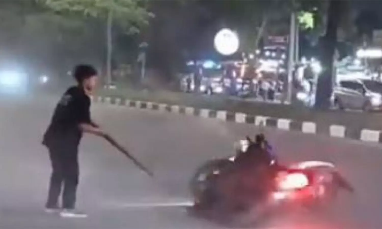 షాకింగ్ వీడియో: ప్రేమికుల్లా రెండు బైకులు స్నేక్ డ్యాన్స్ చేయడం చూశారా? షాకింగ్ వీడియో: ప్రేమికుల్లా రెండు బైకులు స్నేక్ డ్యాన్స్ చేయడం చూశారా?