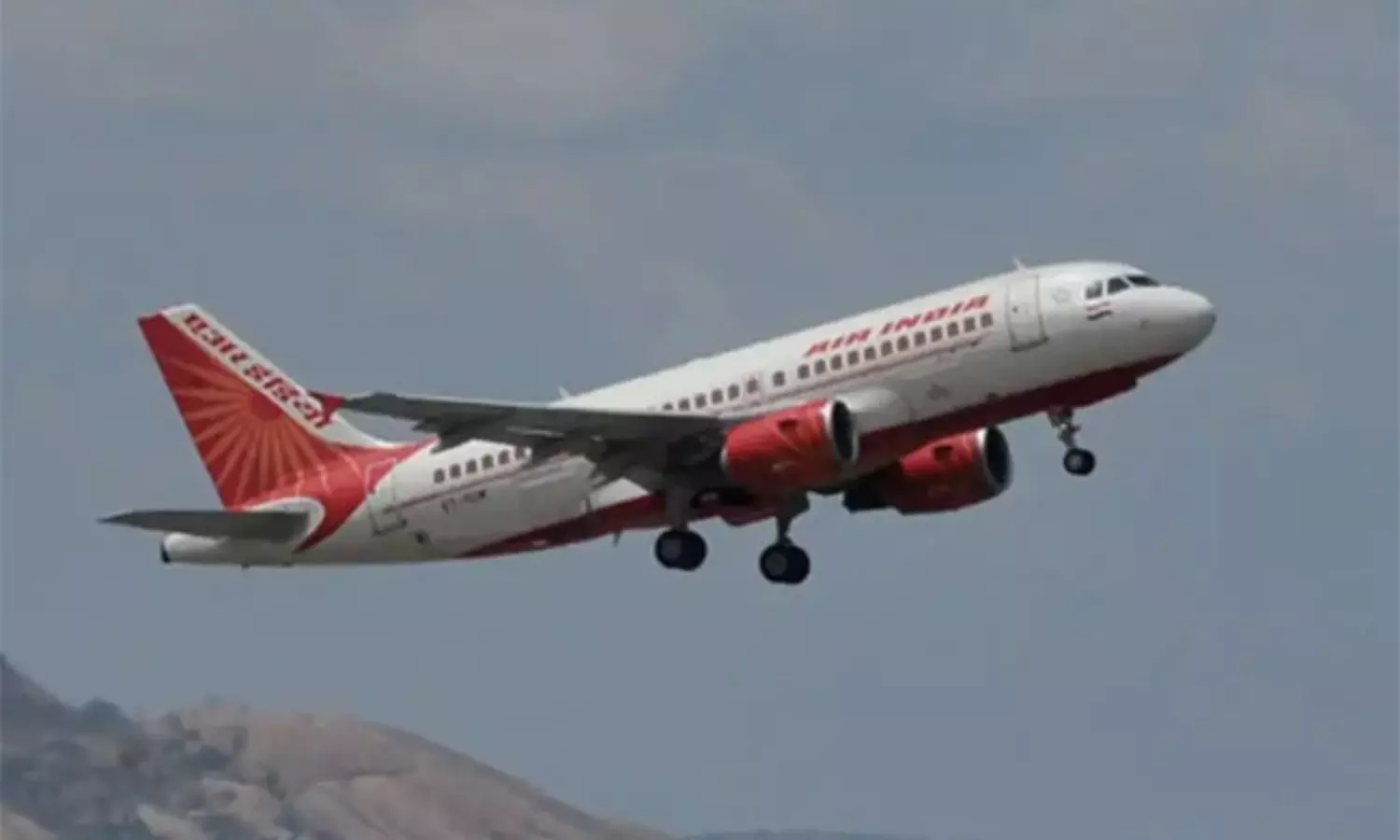 విమానంలో గొడవపడ్డ జంట.. దెబ్బకు షాక్! విమానంలో గొడవపడ్డ జంట.. దెబ్బకు షాక్!