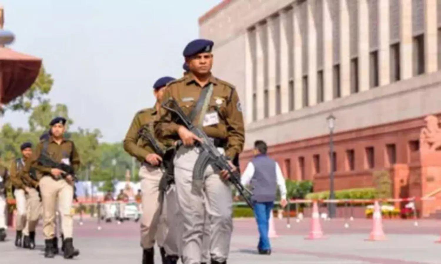 పార్లమెంట్ సెక్యూరిటీ లోపం.. గరుడ ద్వారం వరకూ చేరిన యువకుడు