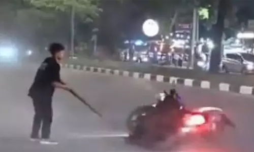 షాకింగ్ వీడియో: ప్రేమికుల్లా రెండు బైకులు స్నేక్ డ్యాన్స్ చేయ‌డం చూశారా?