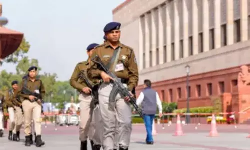 పార్లమెంట్ సెక్యూరిటీ లోపం.. గరుడ ద్వారం వరకూ చేరిన యువకుడు