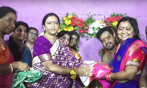 ప‌వ‌న్ కానుక‌.. వ‌దిన‌ పంపిణీ!