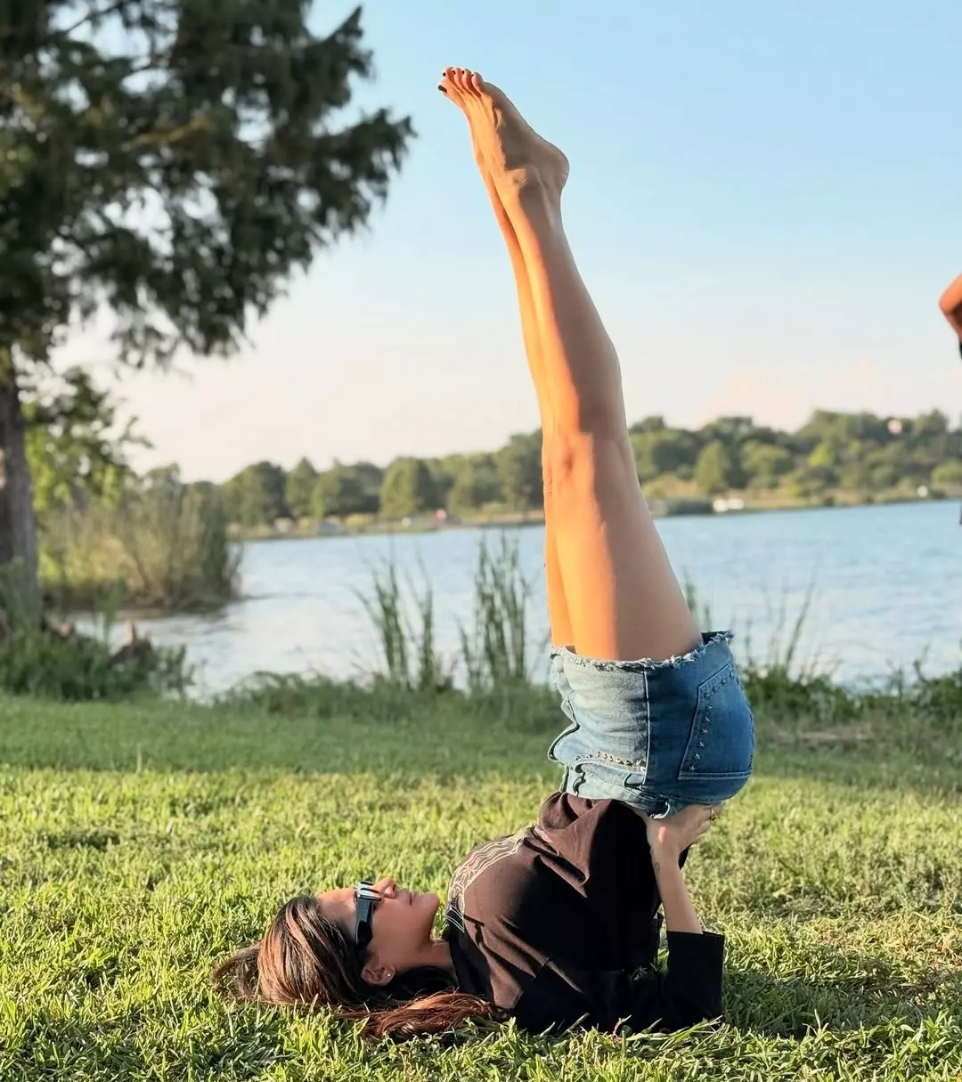 Ashu Reddy Shows Off Her Yoga Flexibility