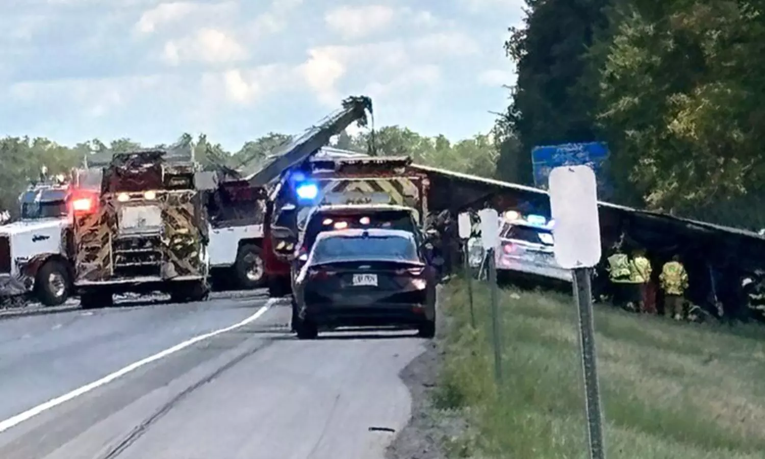 అగ్రరాజ్యంలో దారుణ విషాదం: టూరిస్టు బస్సు ప్రమాదంలో 5గురు మృతి