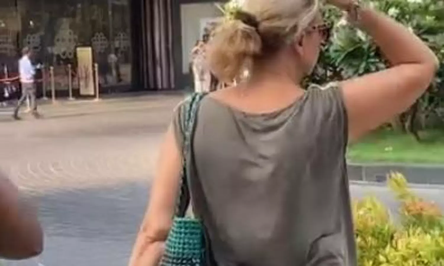 ఒకప్పటి లంచ్ బ్యాగ్.. ఇప్పుడు హ్యాండ్ బ్యాగ్: వీడియో వైరల్