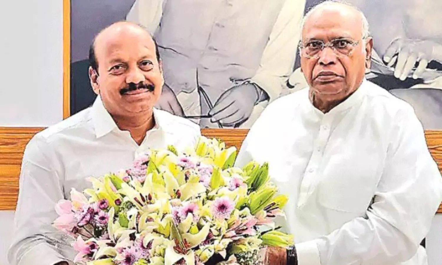 ఖర్గేతో వైసీపీ ఎంపీ...వ్యూహాలు ఉన్నాయా ? ఖర్గేతో వైసీపీ ఎంపీ...వ్యూహాలు ఉన్నాయా ?