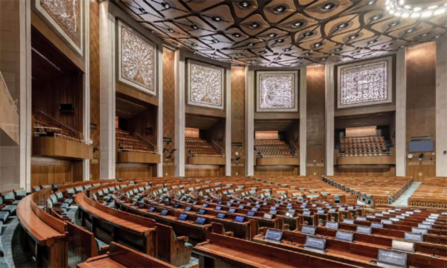 పార్లమెంటులో చెట్టుంది.. ప్రధానమంత్రికి అడ్డయింది..!