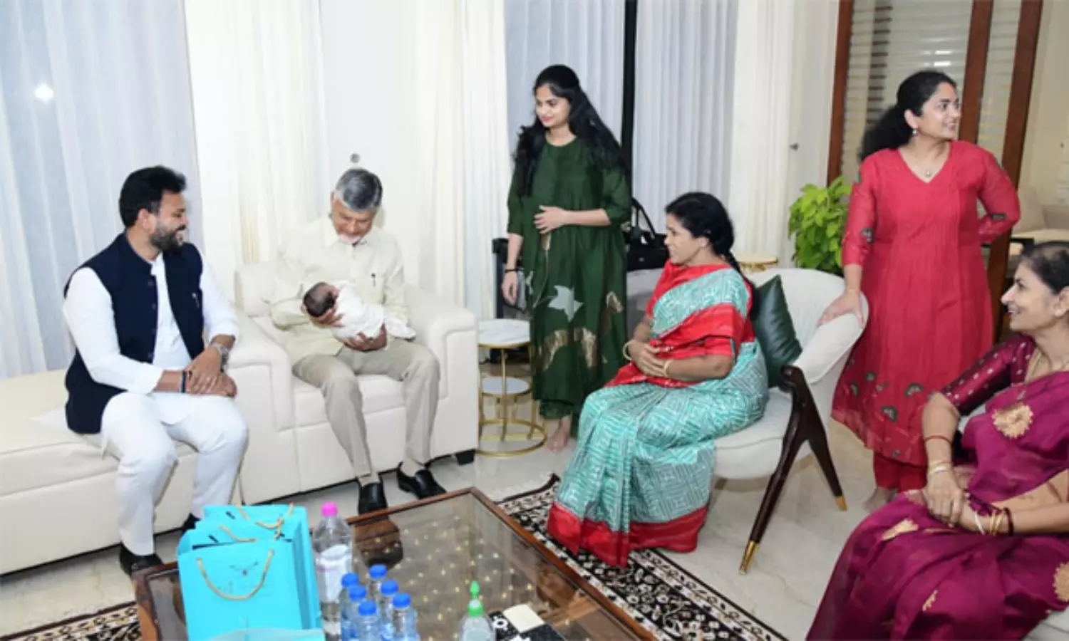 కింజారాపు మ‌న‌వ‌డిని ముద్దాడిని చంద్ర‌బాబు.. `3 త‌రాల` అనుబంధం