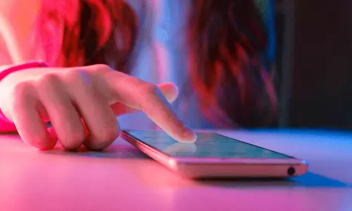 ఏమిటీ డూమ్ స్క్రోలింగ్.. దీని బారిన పడకుండా ఎలా? ఏమిటీ డూమ్ స్క్రోలింగ్.. దీని బారిన పడకుండా ఎలా?