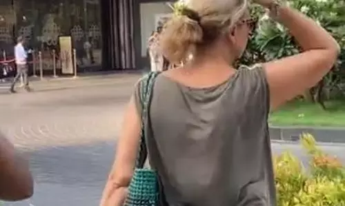 ఒకప్పటి లంచ్ బ్యాగ్.. ఇప్పుడు హ్యాండ్ బ్యాగ్: వీడియో వైరల్