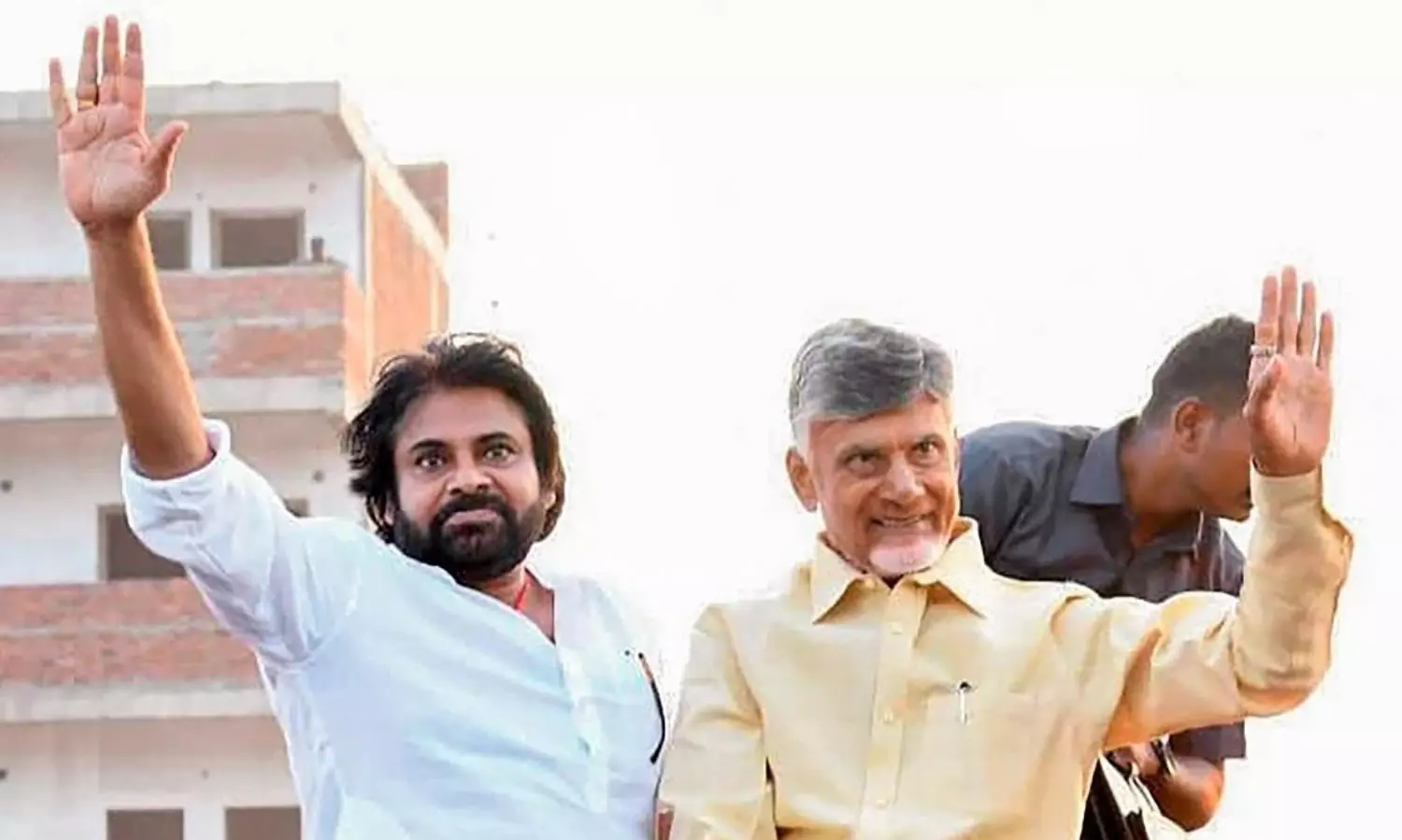 చంద్రబాబు పవన్ ఒకరి తరువాత ఒకరు !