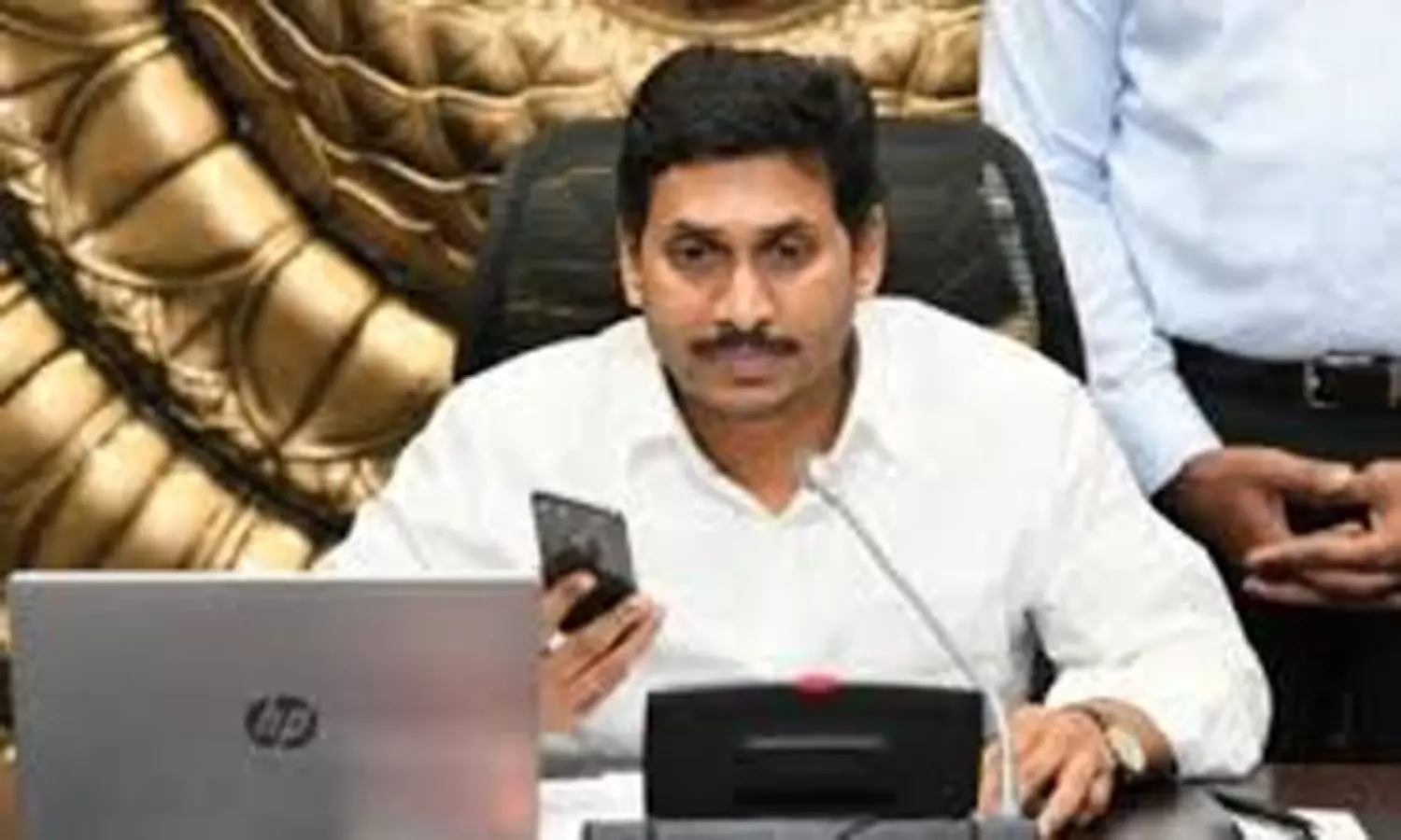 పులివెందుల నేతలకు నేరుగా జగన్ ఫోన్లు...ఎందుకంటే ? పులివెందుల నేతలకు నేరుగా జగన్ ఫోన్లు...ఎందుకంటే ?