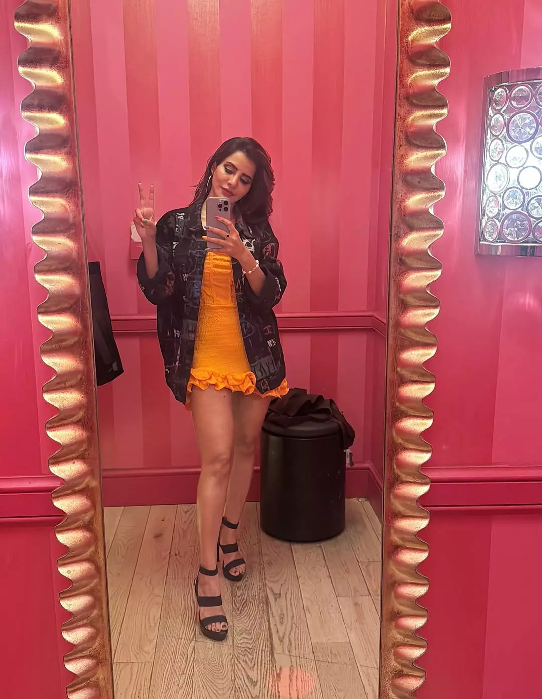 Ashu Reddy mirror selfies are pure style