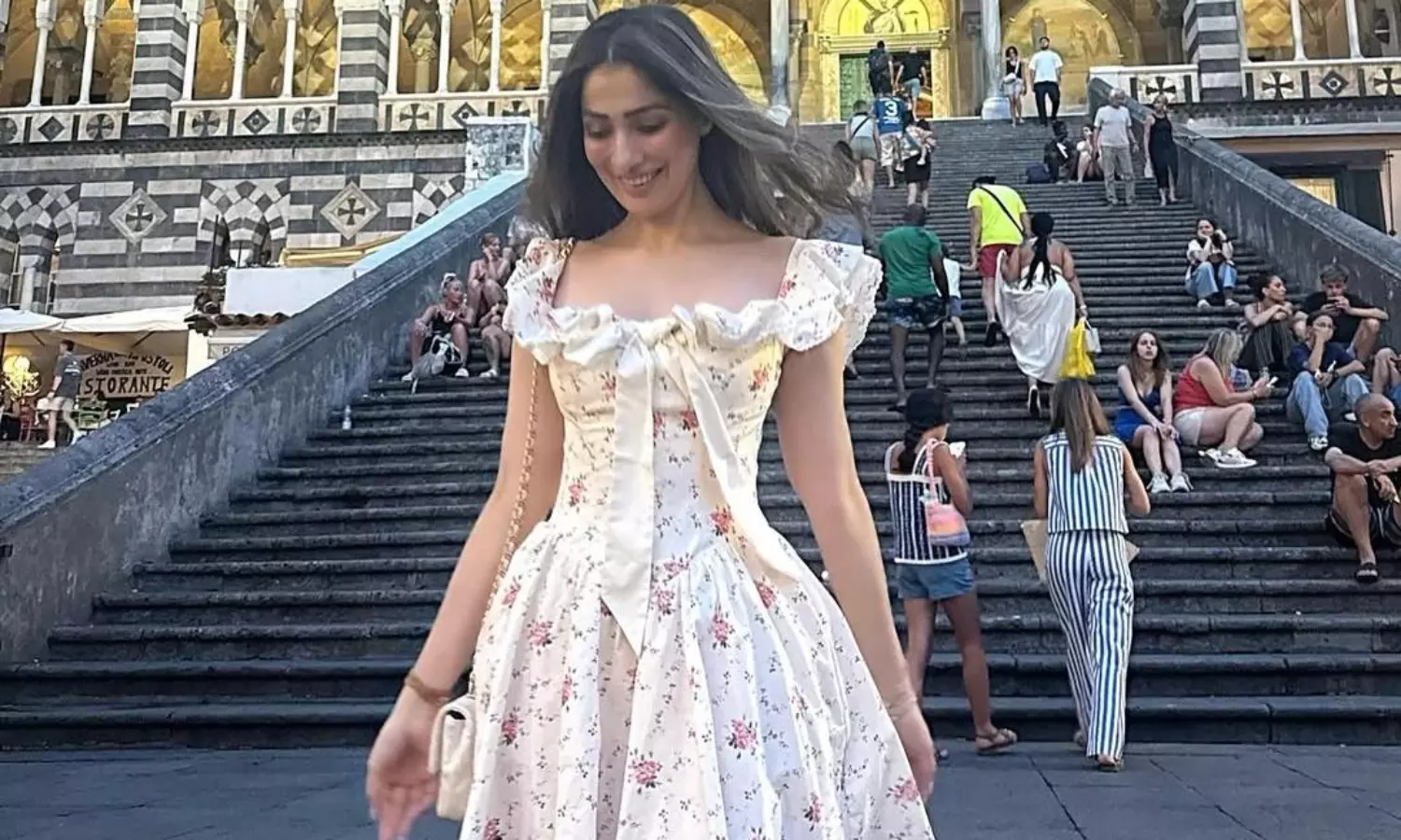 పిక్‌టాక్‌ : పొట్టి గౌనులో అందాల రాయ్‌