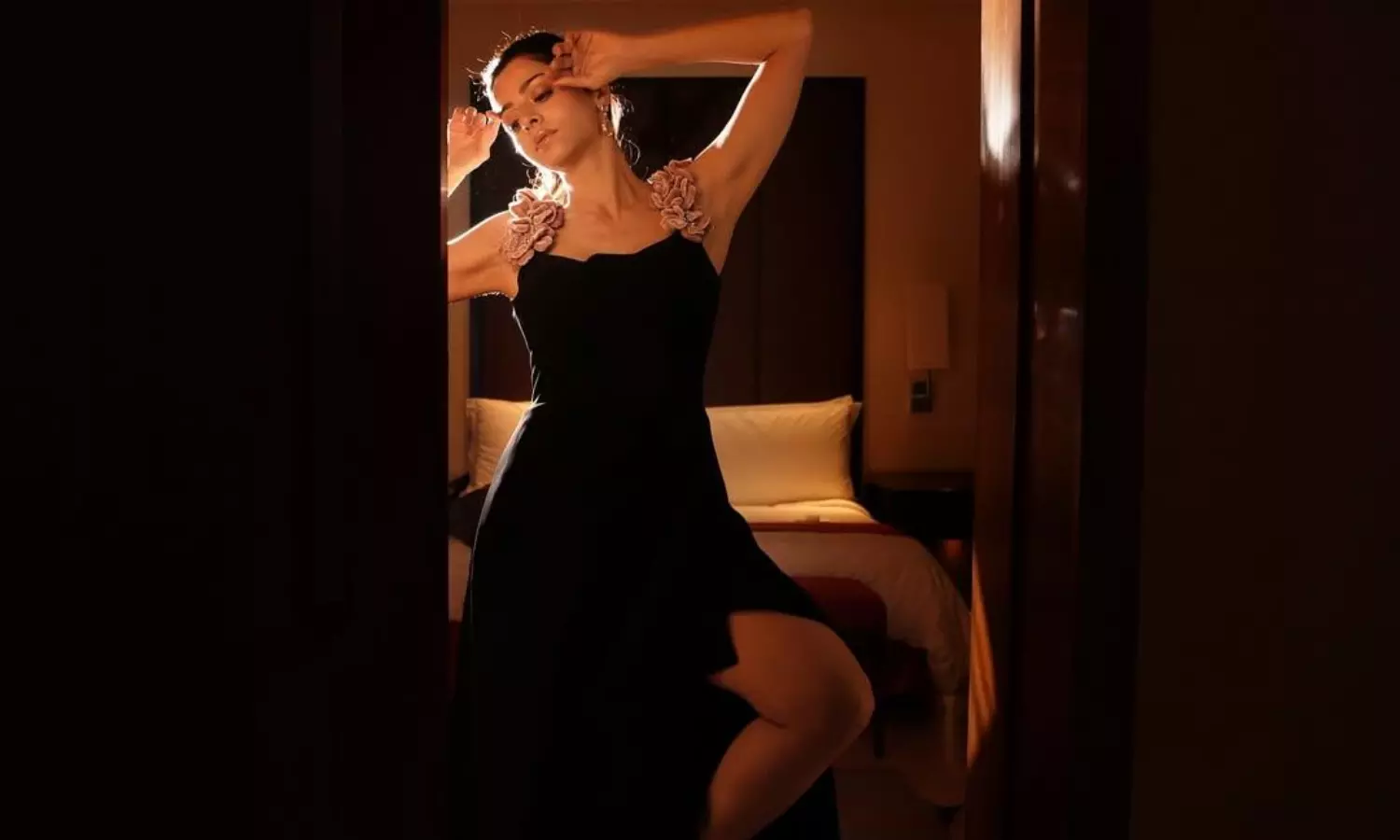 బ్యాక్ అందాలతో మతిపోగొడుతున్న వేదిక.. ఫోటోలో వైరల్!