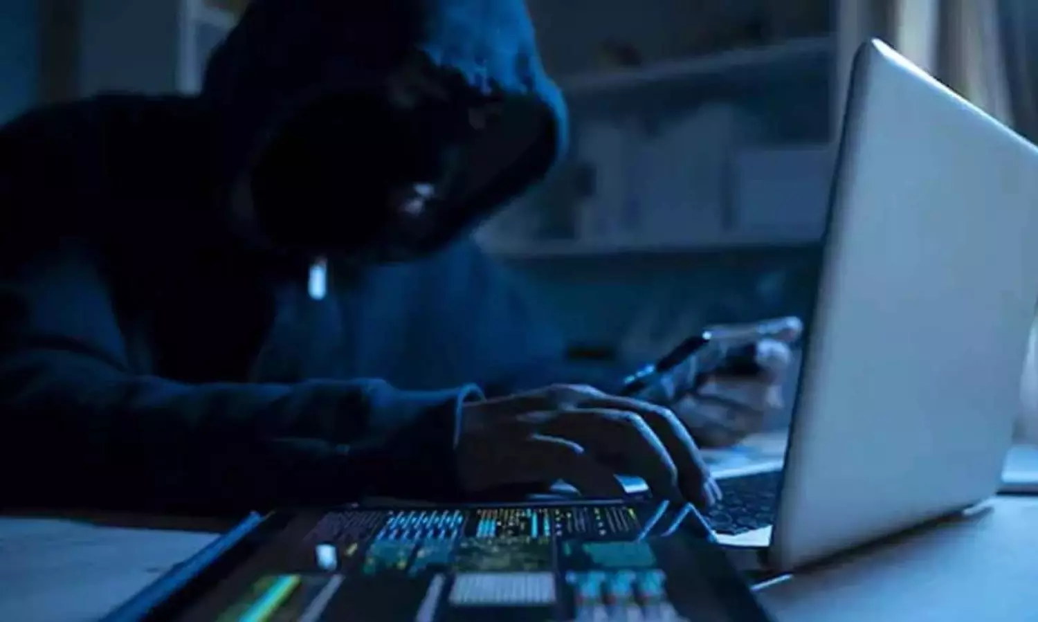 అయ్యగారిని వదలని సైబర్ మోసగాళ్లు