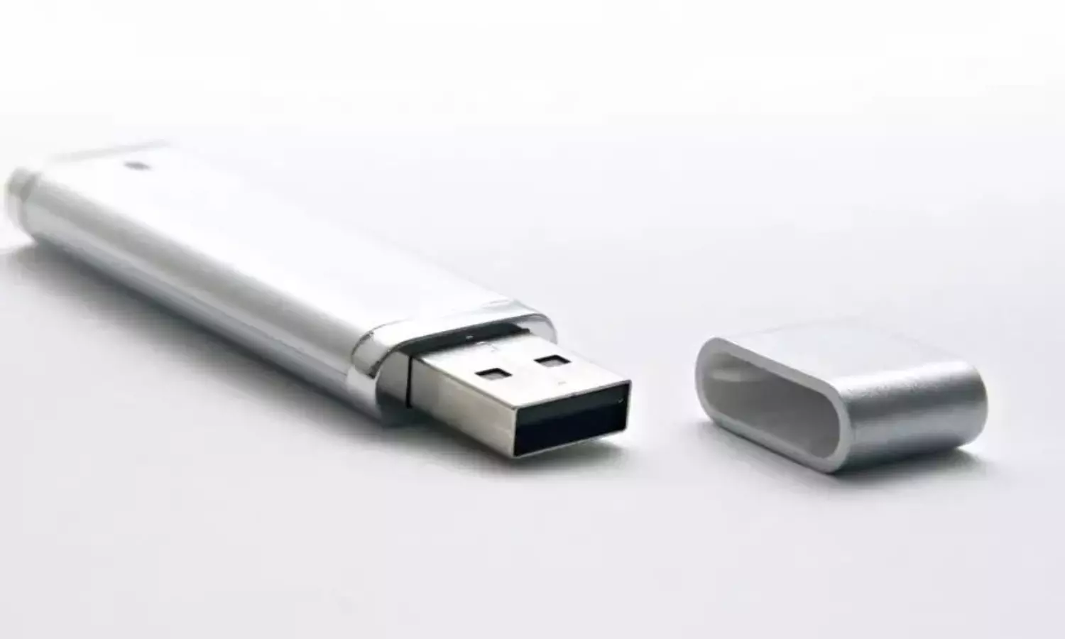 జమ్మూకశ్మీర్లో పెన్ డ్రైవ్ లు, వాట్సాప్ పై నిషేధం