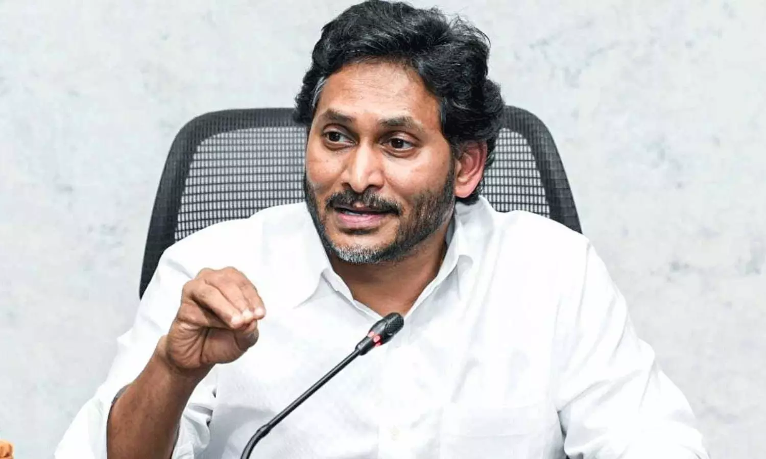 కాంగ్రెస్ కాలింగ్.. పార్టీ ఎంపీలకు మాజీ సీఎం జగన్ సీరియస్ వార్నింగ్ కాంగ్రెస్ కాలింగ్.. పార్టీ ఎంపీలకు మాజీ సీఎం జగన్ సీరియస్ వార్నింగ్