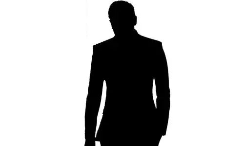 స్టార్ హీరో కోసం పోటీ ప‌డుతున్న డైరెక్ట‌ర్లు