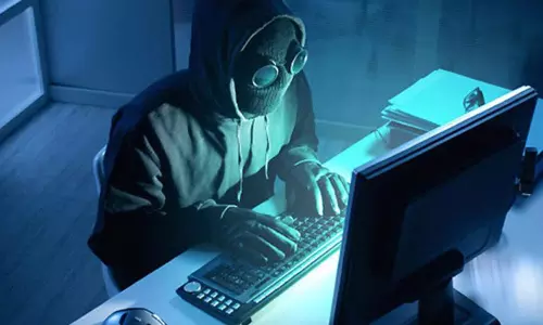 పూజ కోసం పూజారికి రూ.10 పంపి రూ 5.99 లక్షలు దోచేశారు!