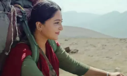 ఒడిశాలో అనుష్క కోసం పోలీసులు లాఠీఛార్జ్!