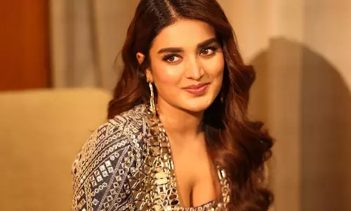 తళుకు బెలుకుల అందాలతో కట్టిపడేస్తున్న నిధి అగర్వాల్!