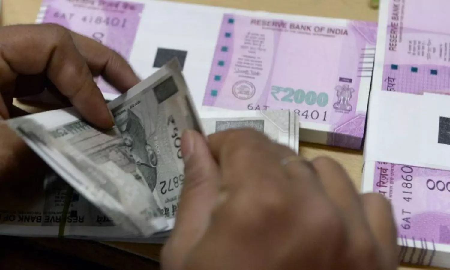 కేంద్రం అప్పులు 200 లక్షల కోట్లు... వామ్మో !