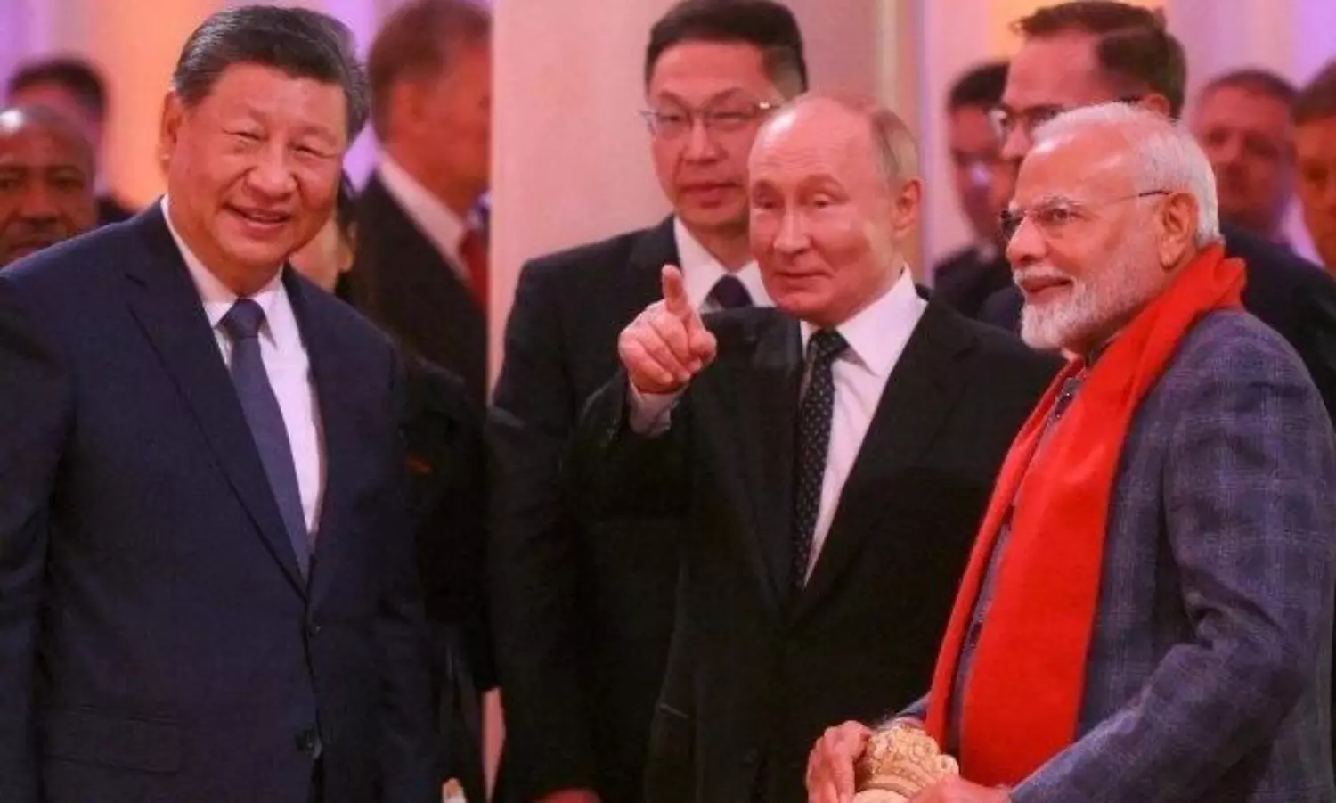 ట్రంప్ కు షాక్ : ఏకమవుతున్న మోడీ-పుతిన్-జిన్ పింగ్ ట్రంప్ కు షాక్ : ఏకమవుతున్న మోడీ-పుతిన్-జిన్ పింగ్