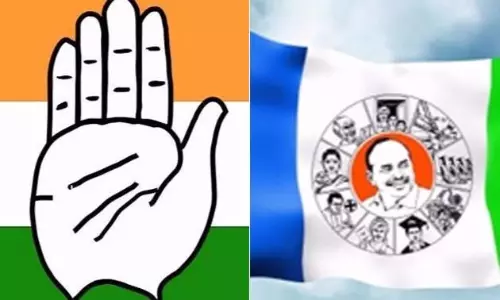 వైసీపీ చాన్స్ ఇస్తున్నా కాంగ్రెస్ తీసుకోవడం లేదా ?