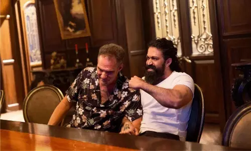 టాక్సిక్ ద‌ర్శ‌కురాలి ప‌నిత‌నాన్ని ఆకాశానికెత్తేసాడు!