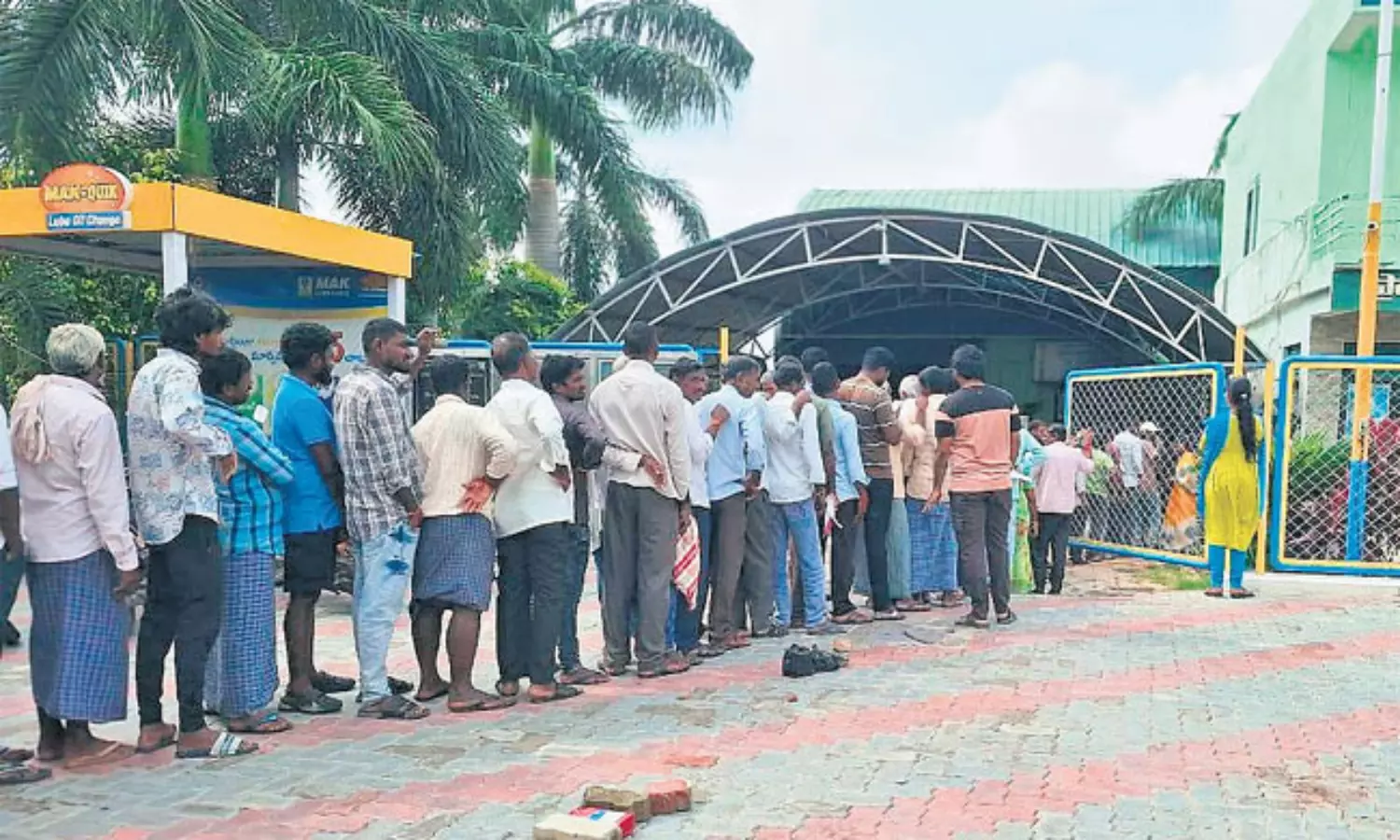 తెలంగాణలో వారి బాధ చూడలేకపోతున్నాం.. చివరికి పండగ రోజూ అదే పని! తెలంగాణలో వారి బాధ చూడలేకపోతున్నాం.. చివరికి పండగ రోజూ అదే పని!