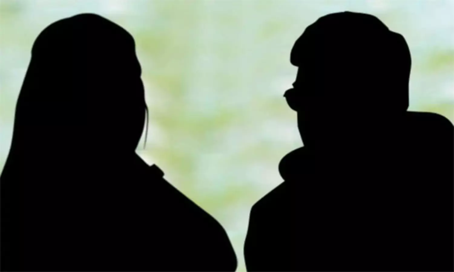 లోపాలున్న కార్‌కి ప్ర‌మోష‌న్.. స్టార్ హీరో హీరోయిన్‌పై FIR