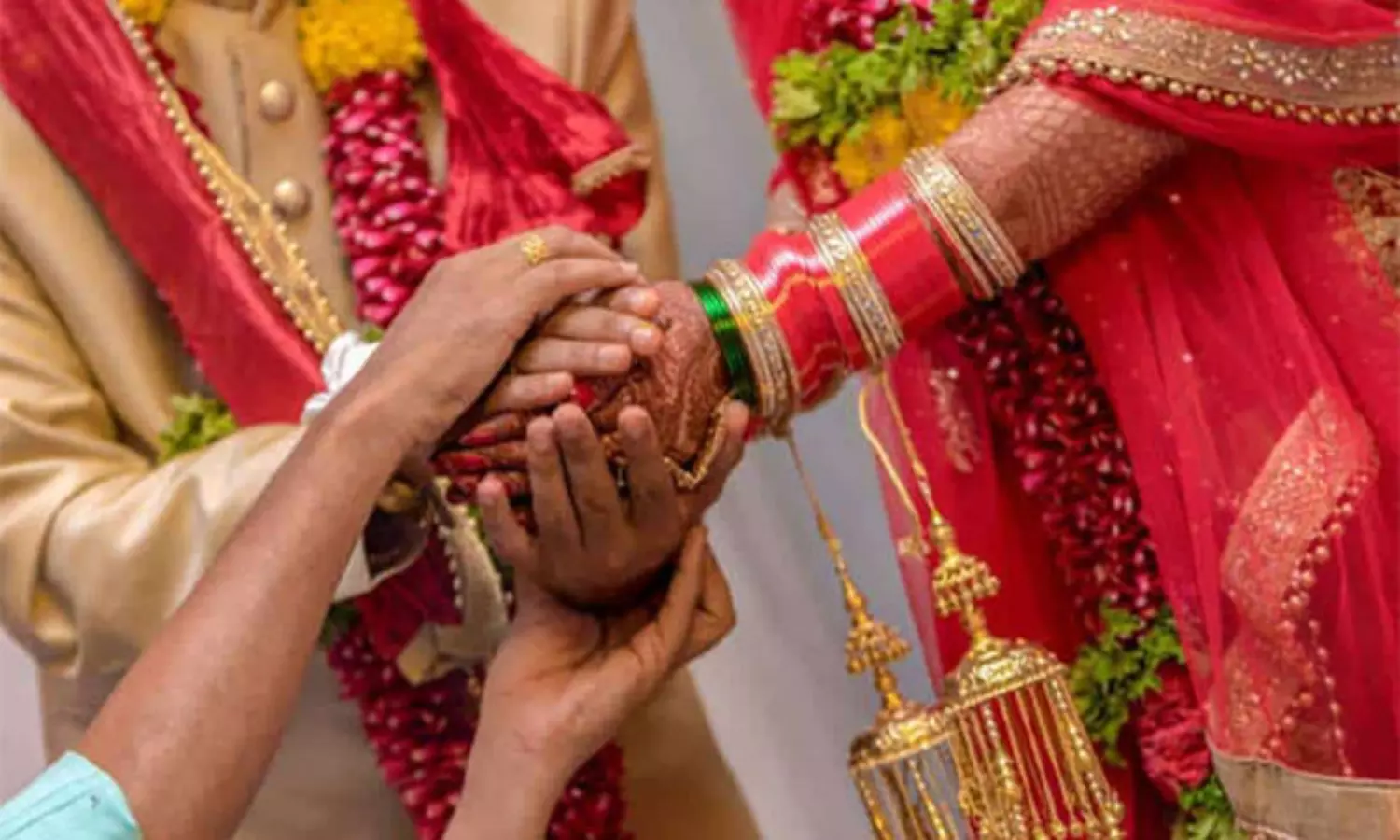 ఇకపై వధువులకు కానుకగా తుపాకులు, కత్తులు.. ఎక్కడో తెలిస్తే షాక్!