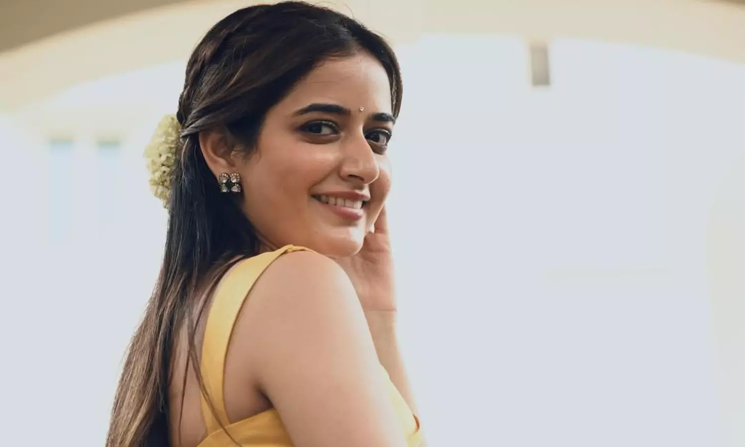 గణేష్ చతుర్థి స్పెషల్.. చీరకట్టులో ఆకట్టుకుంటున్న ఆషికా రంగనాథ్! గణేష్ చతుర్థి స్పెషల్.. చీరకట్టులో ఆకట్టుకుంటున్న ఆషికా రంగనాథ్!