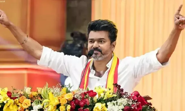 అభిమానులను తోసేస్తావా? హీరో విజయ్ పై కేసు