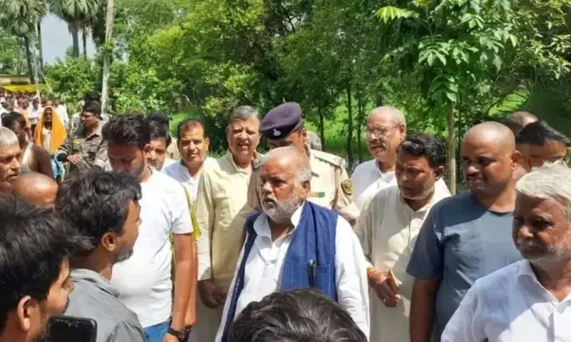 బీహార్లో గ్రామస్థుల ఆగ్రహం: మంత్రి శ్రవణ్ కుమార్పై దాడి బీహార్లో గ్రామస్థుల ఆగ్రహం: మంత్రి శ్రవణ్ కుమార్పై దాడి