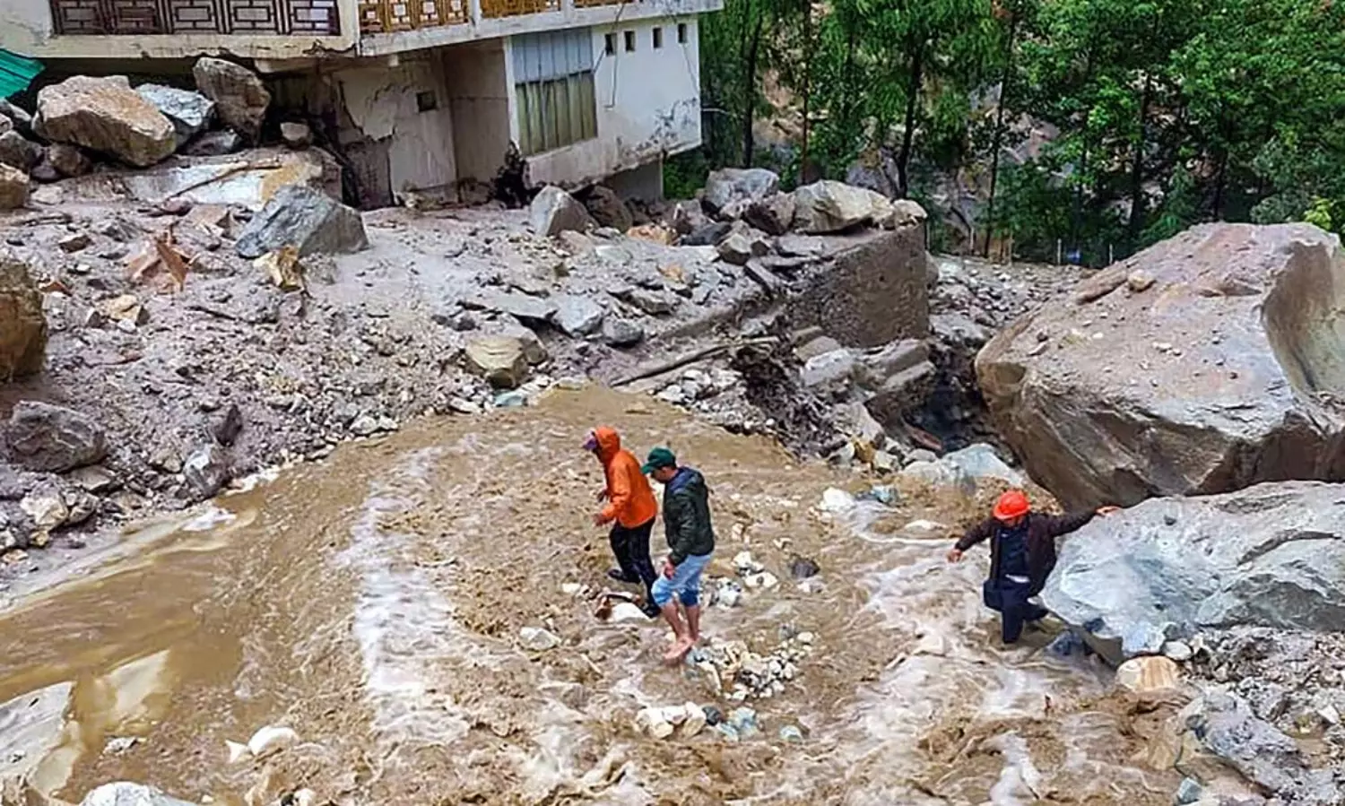 నెత్తి మీద నది బద్ధలు... కట్టలు తెంచుకుంటే ! నెత్తి మీద నది బద్ధలు... కట్టలు తెంచుకుంటే !