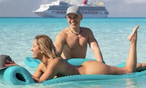 బట్టలు లేకుండా ట్రిప్: ఒక విలక్షణమైన అనుభవం!