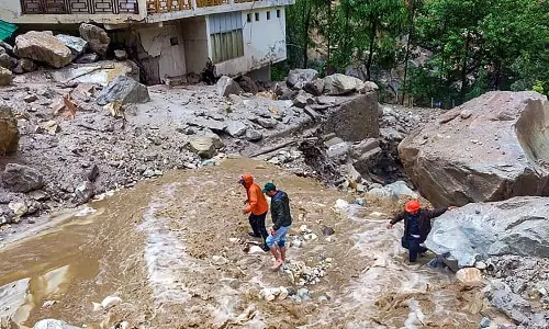 నెత్తి మీద నది బద్ధలు... కట్టలు తెంచుకుంటే !