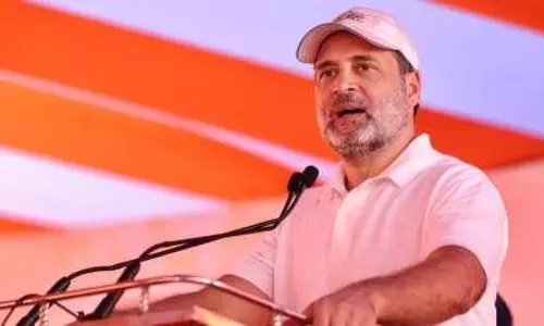 సీరియ‌స్ కార్య‌క్ర‌మంలో చిలిపి చేష్ట‌లు: రాహుల్ పై ట్రోల్స్‌