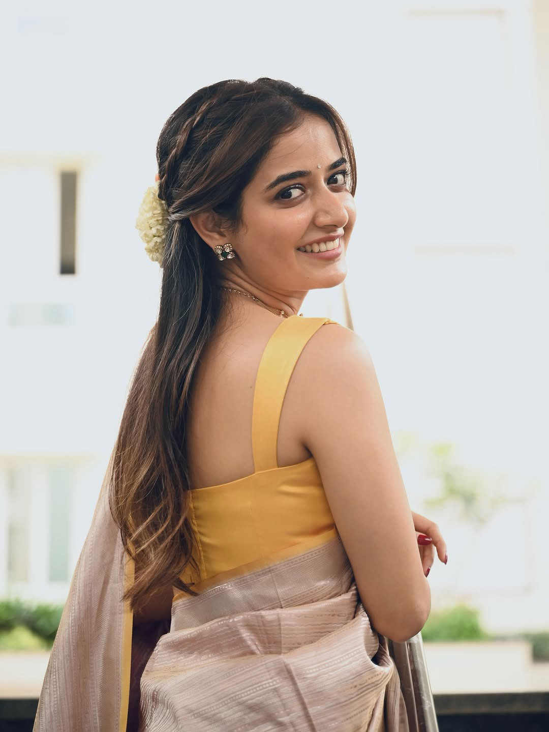 Ashika Gives Festive Vibes In A Saree