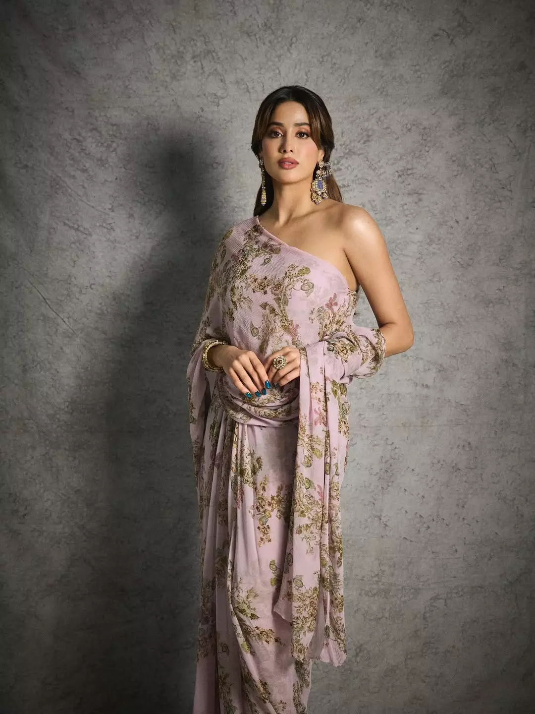 Ethereal Elegance: Janhvi Kapoor in Lavender Saree Ethereal Elegance: Janhvi Kapoor in Lavender Saree