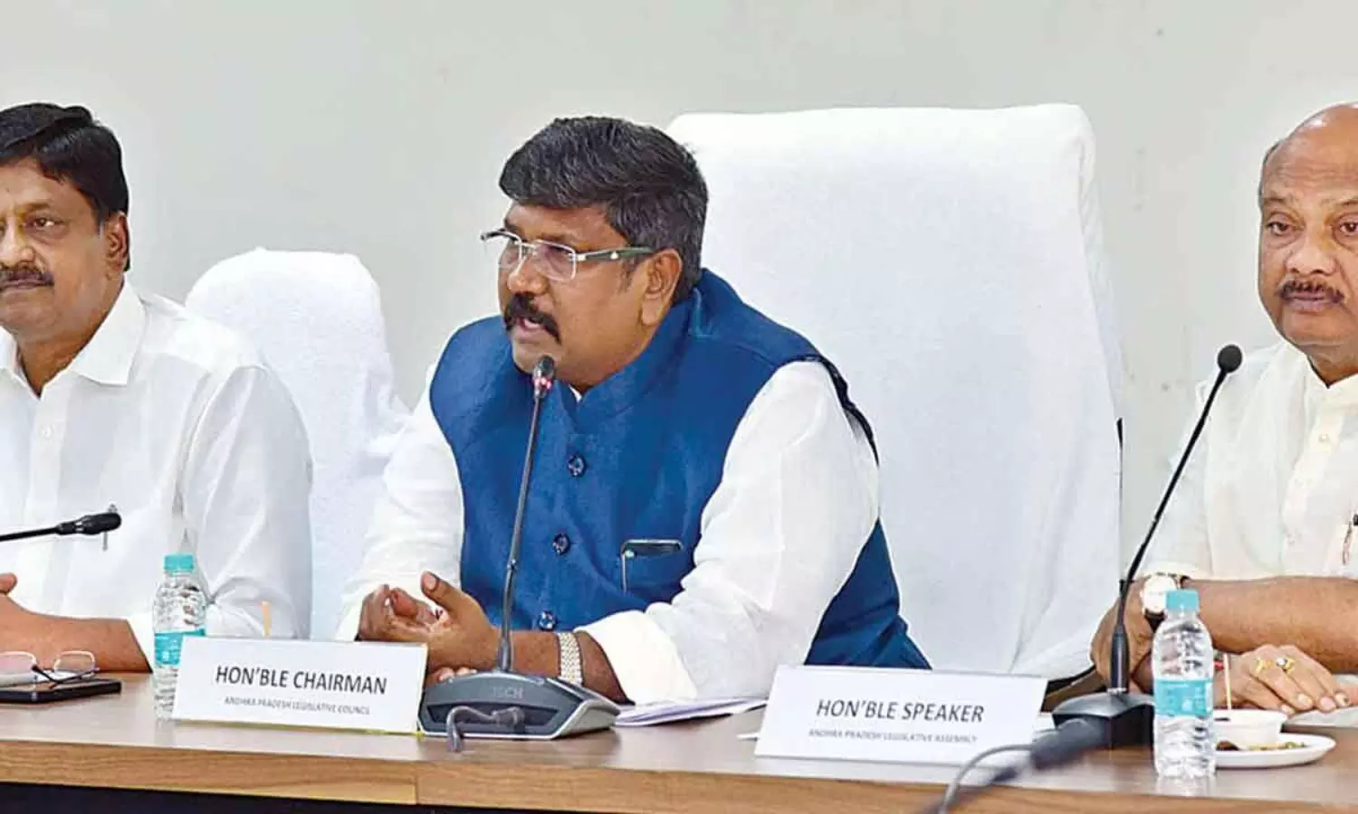 ఏపీ మండ‌లి ఛైర్మ‌న్ మోషేన్ రాజు - రాజ‌కీయ ర‌చ్చ‌.. !