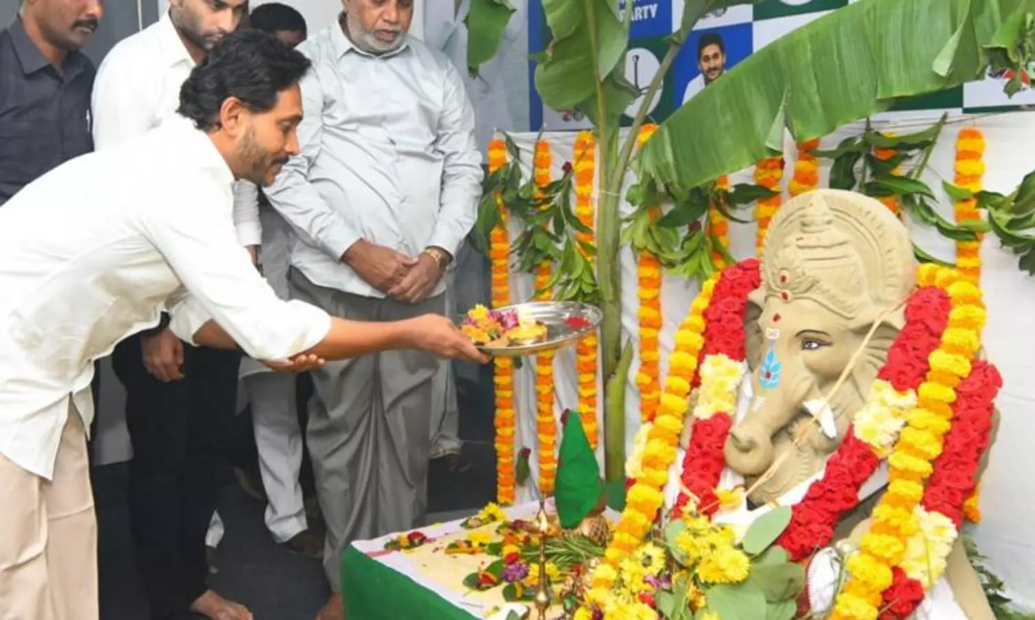 తొలి వేలుపు కి మొక్కిన జగన్