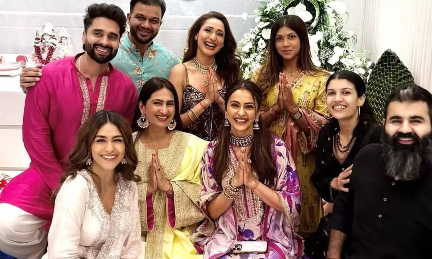 ప్రగ్య- రకుల్ సరే కానీ బెస్ట్ ఫ్రెండ్ మంచు లక్ష్మి ఎక్కడ? ప్రగ్య- రకుల్ సరే కానీ బెస్ట్ ఫ్రెండ్ మంచు లక్ష్మి ఎక్కడ?