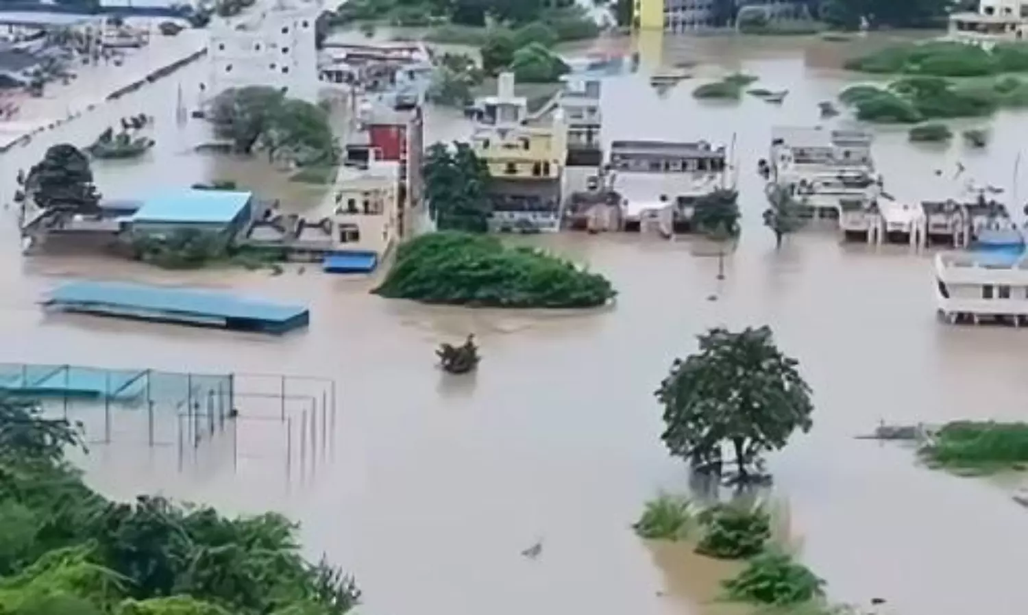 జలమయమైన కామారెడ్డి, మెదక్ జిల్లాలు.. ఒళ్ళు గగుర్పొడుస్తున్న దృశ్యాలు!