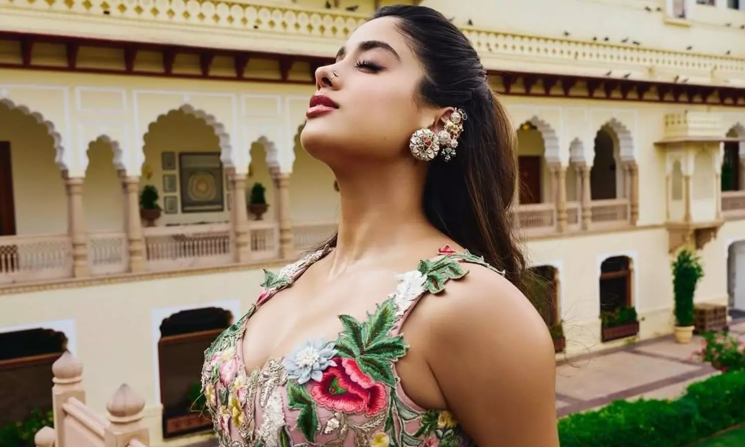 పిక్టాక్ : పచ్చదనంతో అందాల జాన్వీ పులకింపు పిక్టాక్ : పచ్చదనంతో అందాల జాన్వీ పులకింపు