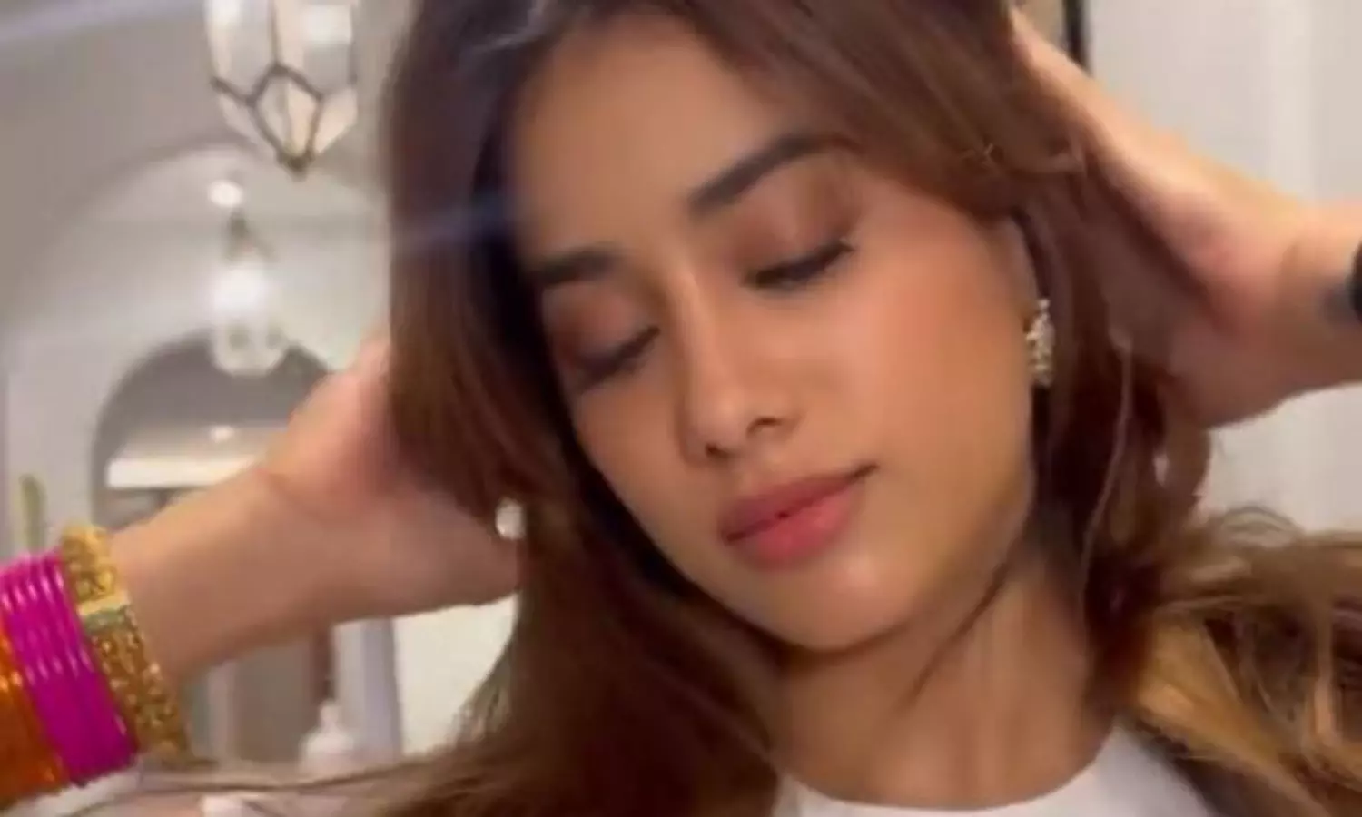 వీడియో : జాన్వీ మినీ స్కర్ట్తో గుండె జారి గల్లంతు..! వీడియో : జాన్వీ మినీ స్కర్ట్తో గుండె జారి గల్లంతు..!